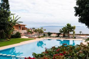 卡尼索奎因塔健康植物园酒店的享有度假村游泳池的景致