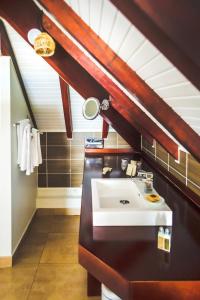莱特鲁瓦西莱套房别墅酒店的浴室设有黑色台面和水槽