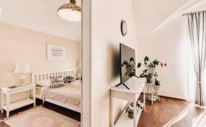 莫雄马扎尔古堡Monarchia Cottage Apartman的一间卧室配有一张床和一张带镜子的桌子