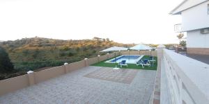阿尔马亚特阿尔托Villa del Carmen的一个带游泳池的别墅的阳台