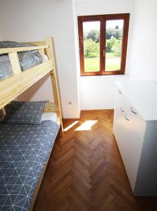 Guesthouse Škofije ob Parenzani客房内的一张或多张双层床