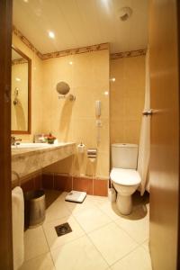 比绍Hala Hotel & Aqua Park的一间带卫生间和水槽的浴室