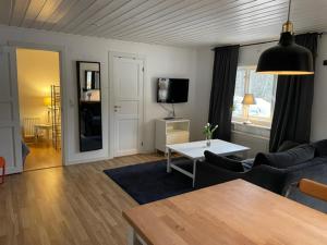 萨伦Lillhuset Norr Sälens By的客厅配有沙发和桌子