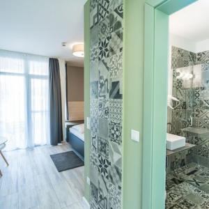 希欧福克Piroska Fogadója的浴室设有绿色墙壁和水槽