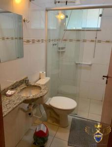 阿帕雷西达Golden Apart Hotel的带淋浴、卫生间和盥洗盆的浴室