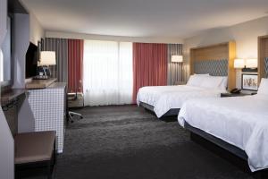 大学公园市Holiday Inn Washington-College Pk I-95的酒店客房设有两张床和电视。