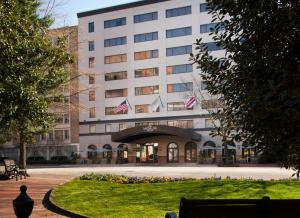 华盛顿Melrose Georgetown Hotel的前面有旗帜的酒店大楼