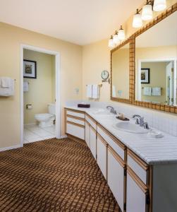 科纳温德姆毛纳罗亚乡村酒店的一间带两个盥洗盆和大镜子的浴室
