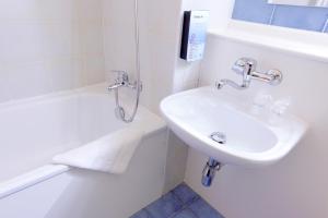 盖斯波尔塞姆钟楼斯塔伯格伊吉奇杰斯坡谢姆酒店的白色的浴室设有水槽和浴缸。