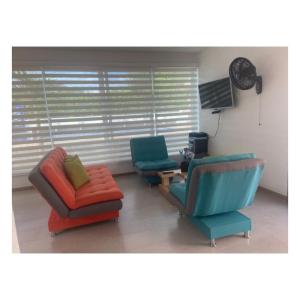 里考尔特Casa Campestre, exclusiva para ti y tu Familia的客厅配有两把椅子和一张桌子