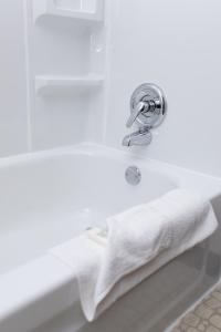 ArapahoeShady Rest Motel的毛巾,浴缸内装有水龙头