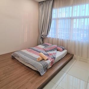 普崇Bandar Puchong Jaya Skypod B My Guest Homestay 舒适民宿的窗户客房内的一张床位