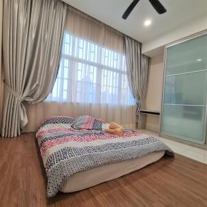 普崇Bandar Puchong Jaya Skypod B My Guest Homestay 舒适民宿的卧室在窗户前配有一张床