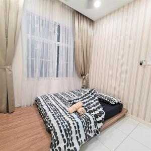 普崇Bandar Puchong Jaya Skypod B My Guest Homestay 舒适民宿的卧室配有一张黑白床和窗户