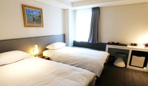 首尔明洞托马斯酒店的酒店客房设有两张床和窗户。