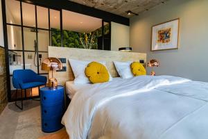 科隆KONCEPT HOTEL International的卧室配有一张带黄色枕头的大型白色床。