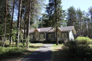 Lohijärvi荒野中心鲑鱼湖酒店的森林中间的小房子