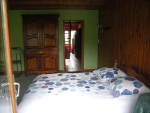 Les Clérimoisle clermontain的一间卧室设有床铺和绿色的墙壁
