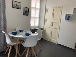 斯波托尔诺Casa Italia的一间配备有白色桌椅的用餐室