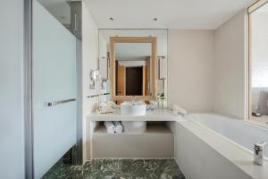 苏州苏州洲际酒店的一间带水槽、浴缸和镜子的浴室