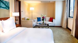 深圳深圳东华假日酒店的酒店客房设有床和客厅。