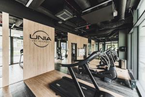 卢布林Apartament SPA Lublin Centrum的一间健身房,里面设有跑步机和椭圆机