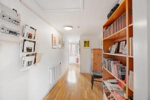 福堡Korinth Bed & Breakfast的走廊上设有木制书架和椅子