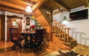 Donje GrediceGreen Paradise的一间带桌子和楼梯的用餐室