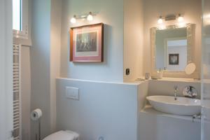 切尔诺比奥拉科尔特迪兹度假屋的一间带水槽、卫生间和镜子的浴室