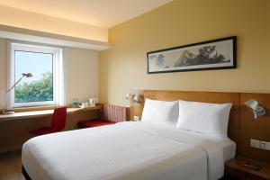 ibis Pune Viman Nagar - An Accor Brand客房内的一张或多张床位