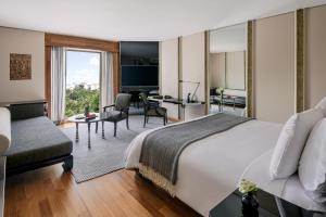 曼谷曼谷素凯泰酒店的配有一张床和一张书桌的酒店客房