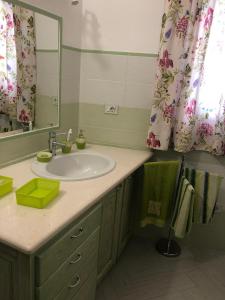 圣特雷莎加卢拉Casa Azzurra的一间带水槽和镜子的浴室