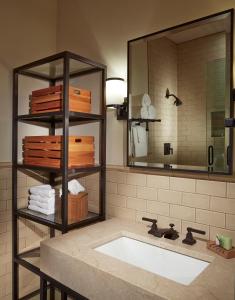 塔霍城桑尼塞得度假小屋酒店的一间带水槽和大镜子的浴室