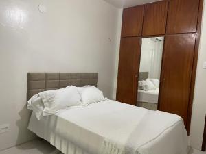 福塔莱萨Apartamento Fortaleza - Beira Mar - Mucuripe的一间卧室配有一张床、梳妆台和镜子
