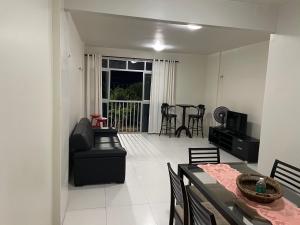福塔莱萨Apartamento Fortaleza - Beira Mar - Mucuripe的客厅配有沙发和桌椅