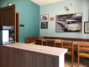 LánycsókPanzió Rust in Lànycsòk的一间设有桌子和墙上汽车的用餐室