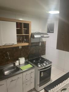 Apartamento Fortaleza - Beira Mar - Mucuripe的厨房或小厨房