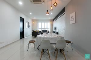 怡保Jomstay Octagon Duplex Penthouse Ipoh Town的一间带桌椅的用餐室