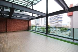 吉隆坡KL Eight Suites Newly completed 2021的大型客房享有城市美景。