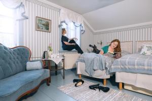 Kankainen塔轮卡诺酒店的坐在卧室床上的女人
