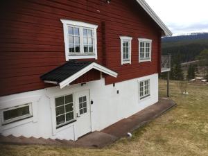 萨伦Sälens By的一间红色和白色的房子,设有车库