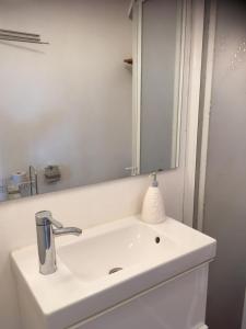 萨伦Sälens By的浴室设有白色水槽和镜子