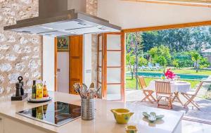 索列尔Casa Futbol的厨房享有带桌子的庭院的景致。