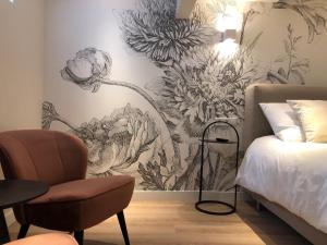 米德尔堡Stadsdromer的卧室墙上挂着花卉图案
