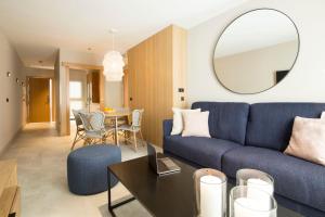 加的斯Goodnight Cádiz Apartments的客厅配有蓝色的沙发和桌子