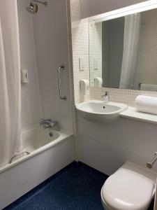 邓迪ibis budget Dundee Camperdown的一间带水槽、卫生间和镜子的浴室