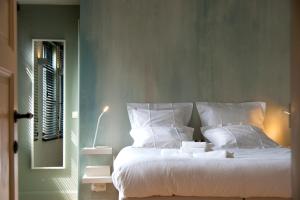 科特赖克oYo的卧室配有带白色枕头的床和窗户。