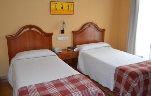 莱昂克韦多旅馆的酒店客房带两张床和电话