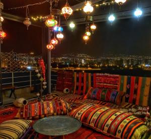 开塞利The Kayseri Loft Hotel的市景客房 - 带2张床
