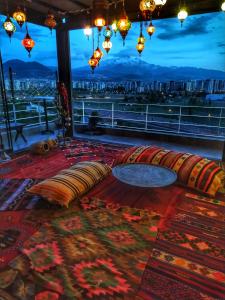 开塞利The Kayseri Loft Hotel的一间享有城市美景的客厅